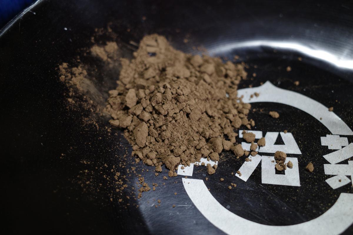 Roasted hojicha powder on a black plate